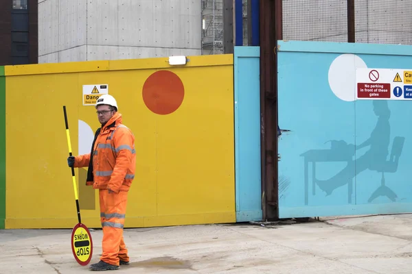 ロンドン イギリス トッテナム コート駅近くのカラフルなフェンスで 2018 日建設業者 — ストック写真