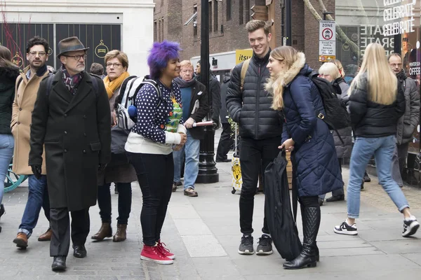 Londra Ngiltere Aralık 2018 Gençler Birbirinizle Konuşmak Sokaklarda Mavi Saçlı — Stok fotoğraf