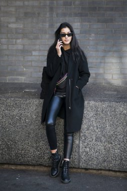 Şık katılanlar 180 dışında Strand Londra Moda Haftası için toplama..