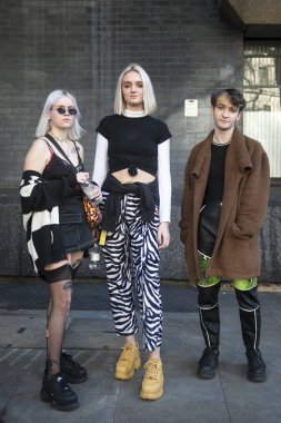 Şık katılanlar 180 dışında Strand Londra Moda Haftası için toplama..