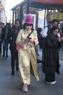 Şık katılanlar 180 dışında Strand Londra Moda Haftası için toplama..
