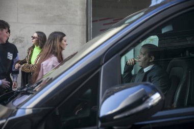 Şık katılanlar 180 dışında Strand Londra Moda Haftası için toplama..