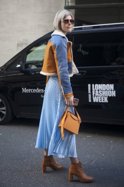 Şık katılanlar 180 dışında Strand Londra Moda Haftası için toplama..
