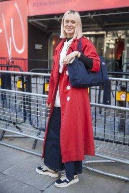 Şık katılanlar 180 dışında Strand Londra Moda Haftası için toplama..