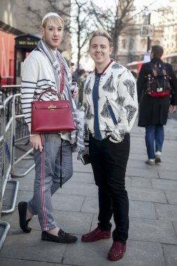 Şık katılanlar 180 dışında Strand Londra Moda Haftası için toplama..