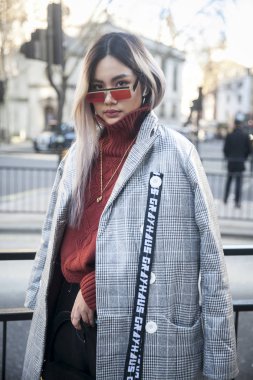 Şık katılanlar 180 dışında Strand Londra Moda Haftası için toplama..