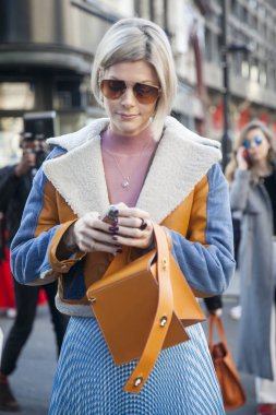 Şık katılanlar 180 dışında Strand Londra Moda Haftası için toplama..