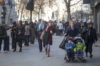 Şık katılanlar 180 dışında Strand Londra Moda Haftası için toplama..