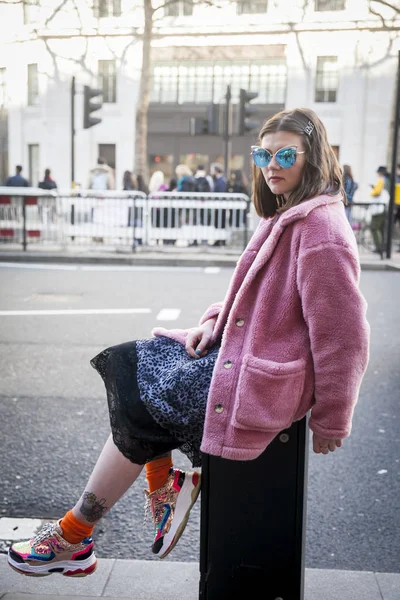 Stylish attendees gathering outside 180 The Strand for London Fashion Week. — Stock Photo, Image