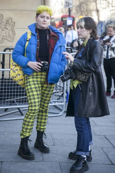 Stylish attendees gathering outside 180 The Strand for London Fashion Week. — Stock Photo, Image