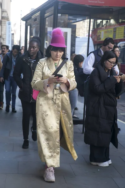 Eleganti partecipanti si riuniscono al di fuori 180 The Strand per la settimana della moda di Londra . — Foto Stock