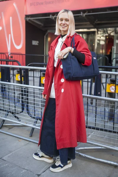 Şık katılanlar 180 dışında Strand Londra Moda Haftası için toplama..