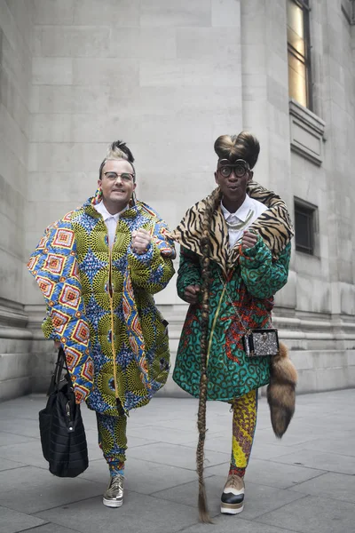 Amin iç moda Güney Afrikalı moda ve iç mimar Brad Muttitt ve Abiah 'Superstar' Mahlase London Fashion Week için oluşur. — Stok fotoğraf