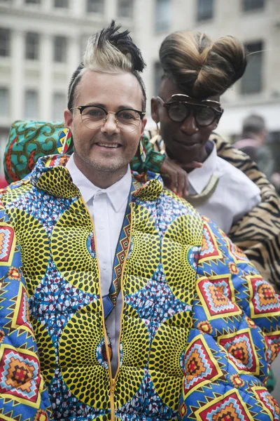 Amen interiér móda se skládá z Jihoafrické republiky módy a návrháři interiérů Brad Muttitt a Jozef "Superstar" Mahlase pro London Fashion Week. — Stock fotografie