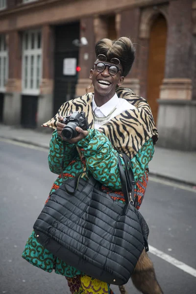 Αμήν Εσωτερικών μόδας αποτελείται από Νότιας Αφρικής μόδα και οι εσωτερικοί σχεδιαστές Brad Muttitt και Abiah Mahlase «Σούπερ σταρ» για την εβδομάδα μόδας του Λονδίνου. — Φωτογραφία Αρχείου
