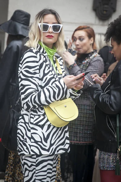 Participantes elegantes se reunindo fora 180 The Strand para London Fashion Week. Uma garota loira é vista vestindo um terno listrado de zebra — Fotografia de Stock