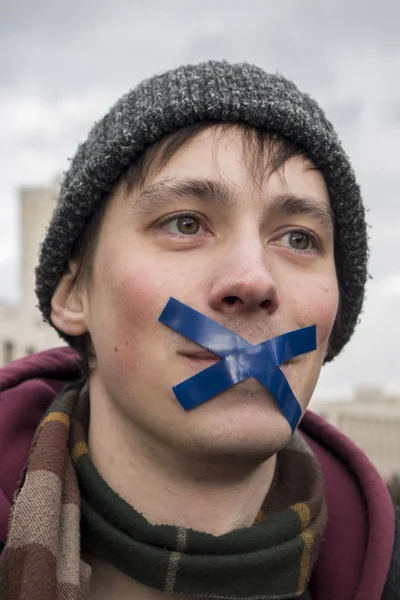 Sajarov Prospect. Manifestación política por internet gratis. Jóvenes con carteles políticos — Foto de Stock