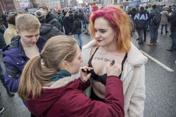 Sakharov Prospect. Political rally for free Internet. Youth with political posters — Stock Photo, Image