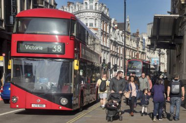 Bir taksi ve Regent Caddesi girişinde bir Londra otobüsü