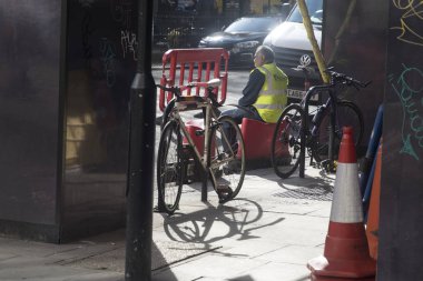 Soho'nun altın Meydanı'nda güneşli bir bisiklet park