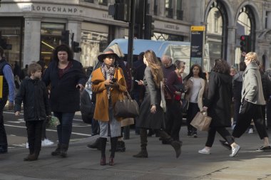 Kalabalık bir yaya geçidi Road'da Regent Caddesi üzerinde haçlar.