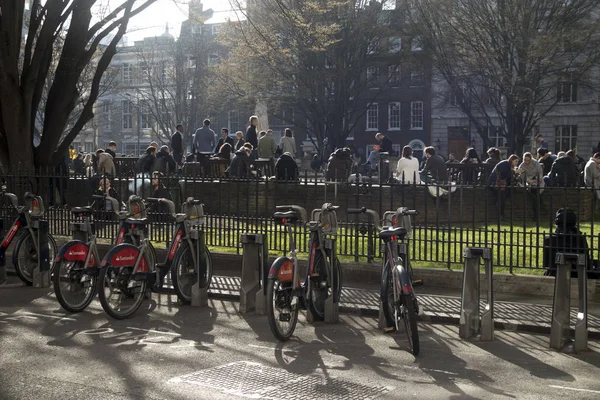 Fahrräder an einem sonnigen Tag in der Nähe des goldenen Platzes von Soho geparkt — Stockfoto