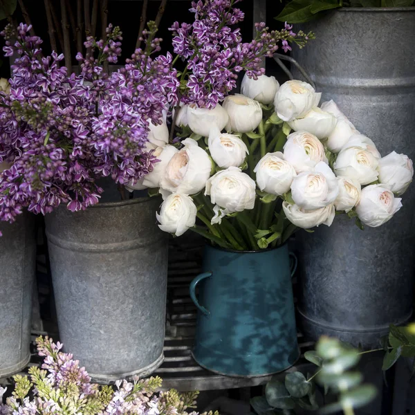 Boeket van lila en witte Boterbloem in tin emmers te koop bij de ingang van de winkel — Stockfoto