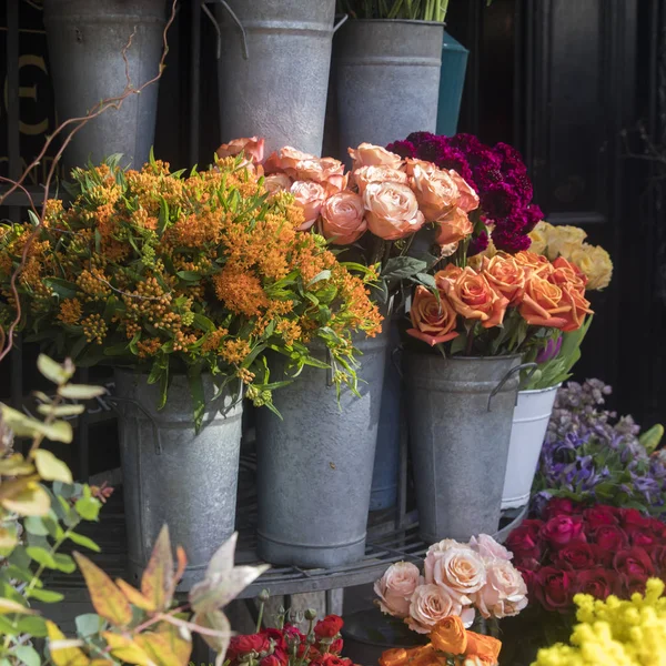 Veel verschillende Lentebloemen in manden voor boeketten op verkoop in de markt. — Stockfoto