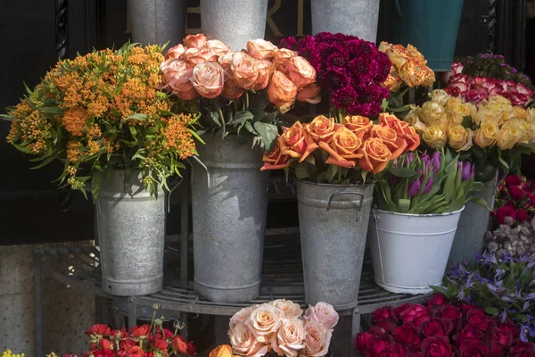 Molti fiori primaverili diversi in cesti per mazzi di fiori in vendita nel mercato . — Foto Stock