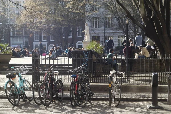 Rowery zaparkowane w słoneczny dzień w pobliżu w Soho's Golden Square — Zdjęcie stockowe