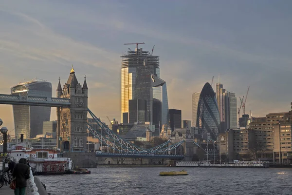 Vue du Tower Bridge depuis le remblai au coucher du soleil — Photo