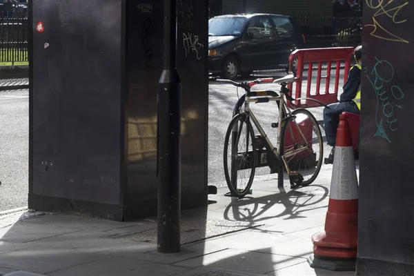 Bicycles parked on a sunny day near in Soho's Golden Square — Stock Photo, Image