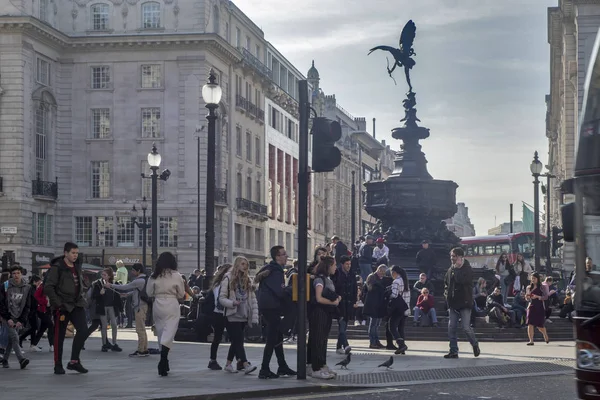 Άνθρωποι επισκέπτονται Piccadilly Circus στο Λονδίνο. Το Λονδίνο είναι η πιο πυκνοκατοικημένη πόλη στο Ηνωμένο Βασίλειο με 13 εκατομμύρια άτομα που ζουν στην περιοχή του μετρό — Φωτογραφία Αρχείου