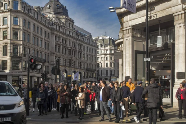 A tömeg keresztek az út egy gyalogos átkelés a Regent street — Stock Fotó