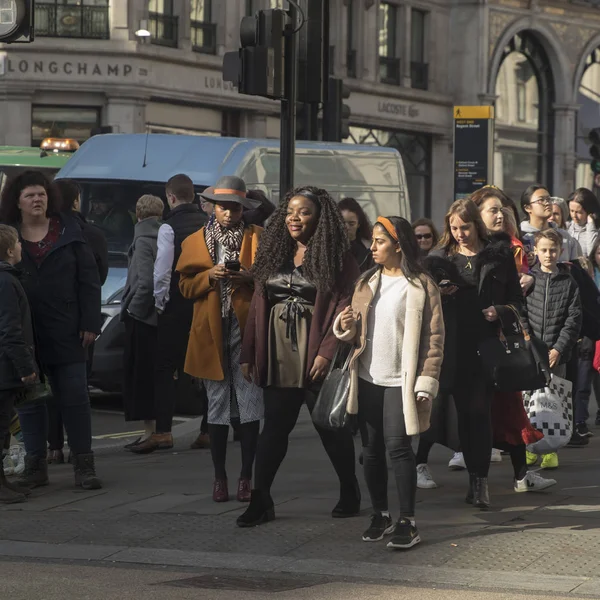 A tömeg keresztek az út egy gyalogos átkelés a Regent street — Stock Fotó