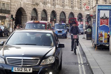Çok sayıda tipik kırmızı Çift katlı otobüs, otomobil, Bisiklet ve p