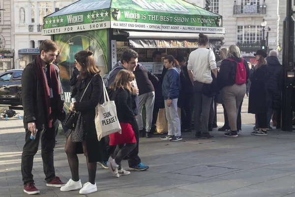 A tömeg a Piccadilly téren, ezen a környéken: store csizma — Stock Fotó