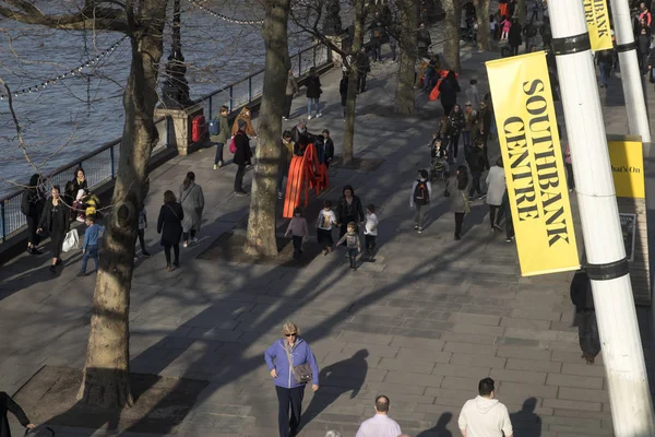 Ludzie chodzą na zewnątrz w Royal Festival Hall w South Bank — Zdjęcie stockowe