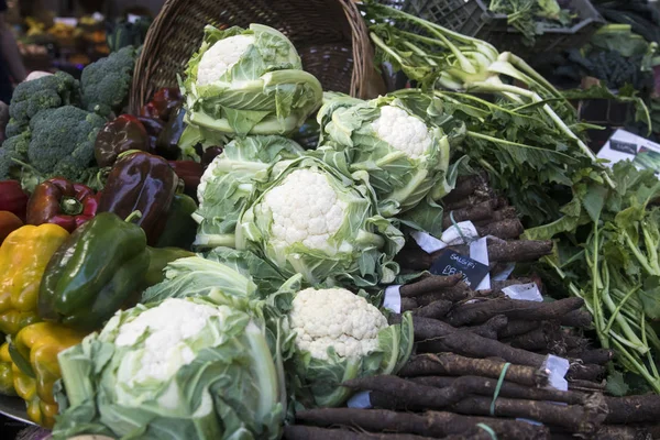 Las muchas verduras variadas para la venta en Borough Market — Foto de Stock