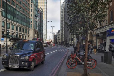 Kentsel gelişim. Londra'nın finans merkezi mimari gelişimi devam eden Liverpool Street Station yakınındaki kalbinde bir sokak görünümü