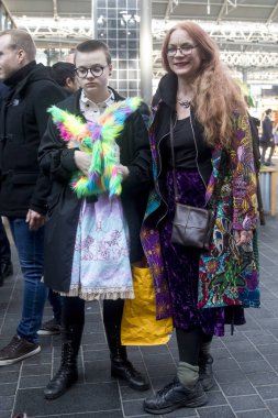 Bir renk yürümek giyiniyor yaratıcı insanların gayri resmi bir toplantı ya da ilâ giyinme ilham ve ilham