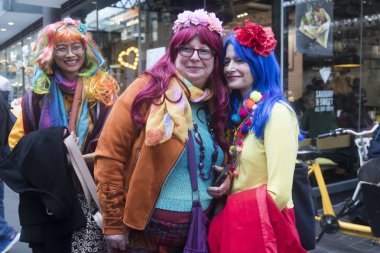 Bir renk yürümek giyiniyor yaratıcı insanların gayri resmi bir toplantı ya da ilâ giyinme ilham ve ilham