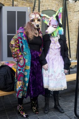 Bir renk yürümek giyiniyor yaratıcı insanların gayri resmi bir toplantı ya da ilâ giyinme ilham ve ilham