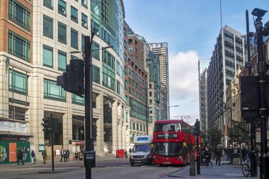 Kentsel gelişim. Londra'nın finans merkezi mimari gelişimi devam eden Liverpool Street Station yakınındaki kalbinde bir sokak görünümü