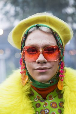 Bir renk yürümek giyiniyor yaratıcı insanların gayri resmi bir toplantı ya da ilâ giyinme ilham ve ilham