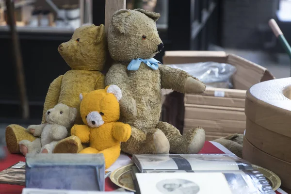 Shoppers au Spitalfields Antic Market Market est la quatrième attraction la plus populaire dans la ville attirant plus de 100 000 personnes chaque week-end . — Photo