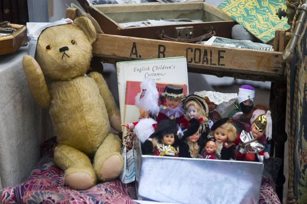 Compradores no Spitalfields Antic Market Market é a quarta atração mais popular da cidade atraindo mais de 100.000 pessoas a cada fim de semana . — Fotografia de Stock