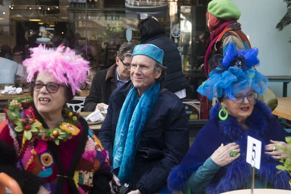 A Colour Walk is an informal gathering of creative people getting dressed or dressing up to inspire and be inspired — Stock Photo, Image