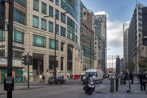 Αστική ανάπτυξη. Ένα street view της η αρχιτεκτονική εξέλιξη σε εξέλιξη κοντά σε σιδηροδρομικό σταθμό Liverpool Street, στην καρδιά της οικονομικής περιοχής του Λονδίνου — Φωτογραφία Αρχείου