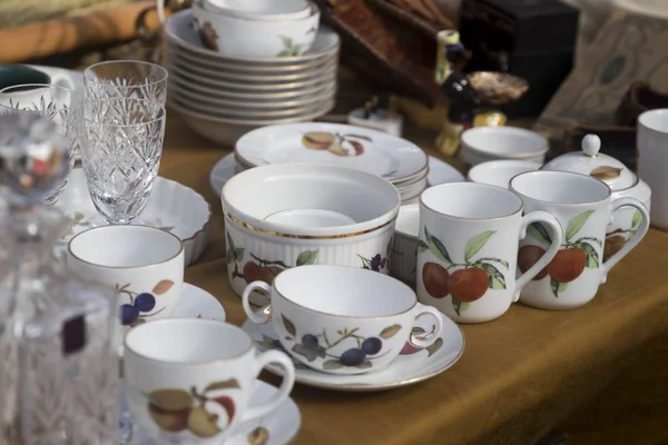 Los compradores en Spitalfields Antic Market es la cuarta atracción más popular de la ciudad que atrae a más de 100.000 personas cada fin de semana . —  Fotos de Stock